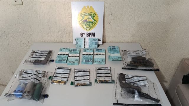 Dois homens são detidos com arma, munições e R$ 60 mil em notas cenográficas em Santa Lúcia