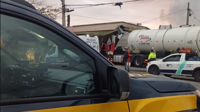 Caminhão-tanque sai da pista e bate contra objeto em acidente com morte em Paranaguá