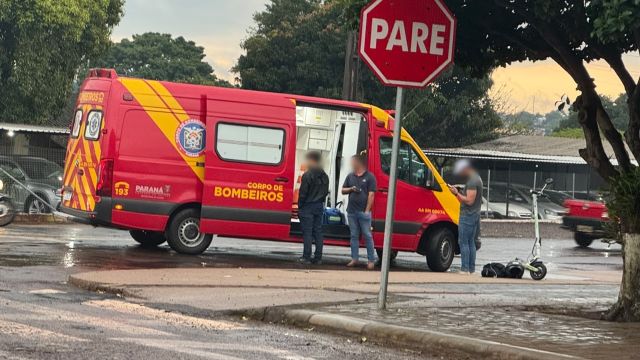 Jovem fica ferido após colisão entre Saveiro e patinete elétrico no Bairro Brasília, em Cascavel