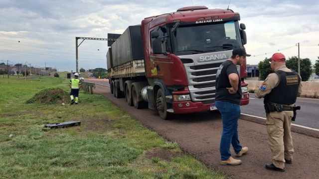 BPRv fiscaliza freios de caminhões na PRC-467, em Cascavel, e identifica irregularidades
