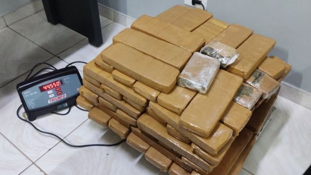 PRF apreende 46 kg de maconha e skunk em malas de passageira venezuelana na BR-277