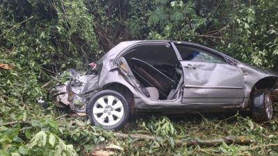Toyota Corolla sai da pista e deixa jovem ferido na PR-180, em Cascavel