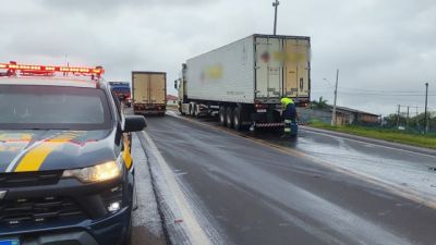 Colisão lateral entre carro e caminhão é registrada na BR-277 em Cascavel