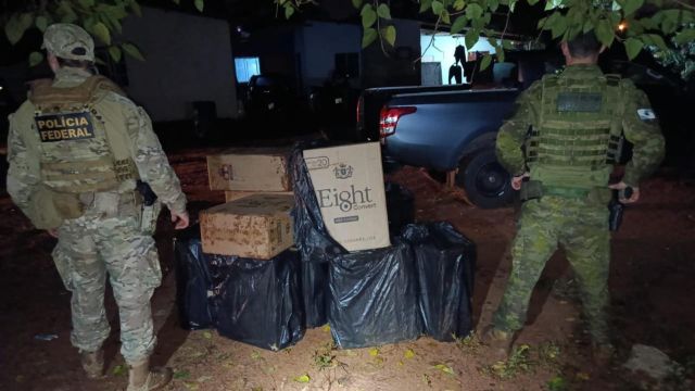 PF e PM apreendem 13 mil maços de cigarros em duas ações no Rio Paraná