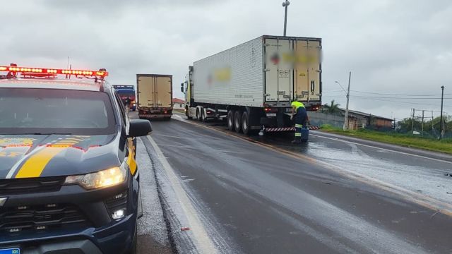 Colisão lateral entre carro e caminhão é registrada na BR-277 em Cascavel