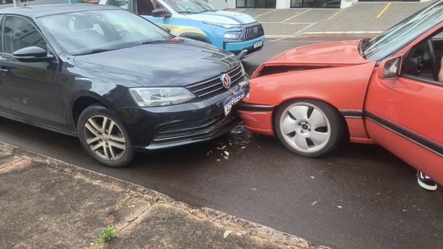 Vectra perde o controle, bate em Jetta estacionado e acidente mobiliza Transitar em Cascavel
