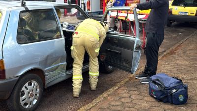 Fiat Uno e Chevrolet Onix se envolvem em acidente no Bairro São Cristóvão, em Cascavel