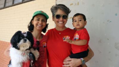 Pais levam filhos a seções eleitorais para ensinar democracia