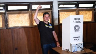 Moro vota em Curitiba, manifesta solidariedade às vítimas das chuvas e aposta em vitória de Flávio Bolsonaro