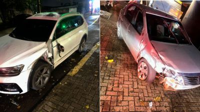 Logan bate em dois veículos estacionados após trafegar pela calçada em Cascavel