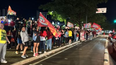 Apoiadores de Lula comemoram vitória com buzinaço e bandeiras no Centro de Cascavel