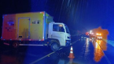 Colisão lateral entre três veículos deixa passageira ferida na BR-373, em Ipiranga