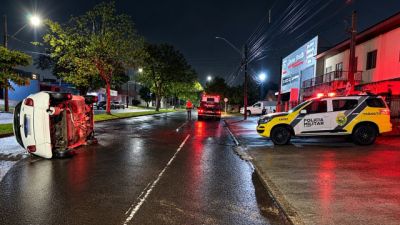 Veículo capota na Rua Olindo Periolo, em Cascavel, e ocupantes deixam o local antes da chegada da PM