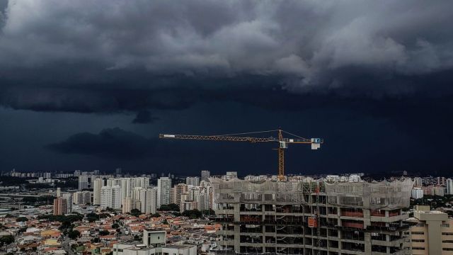 Campanha de Flávio pede votação até 19h por chuvas em alguns estados