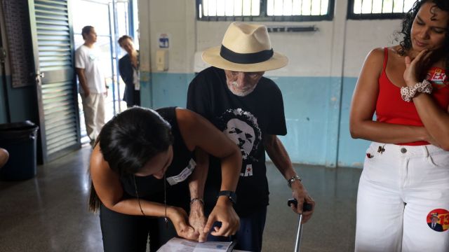 Eleitores de todas as idades vão às urnas pelo futuro do país