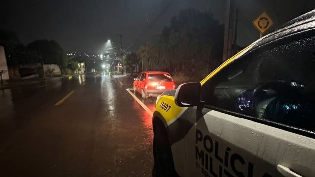 Motorista sem CNH é abordado com veículo rebaixado e com diversas irregularidades na Avenida das Pombas, no bairro Brasília