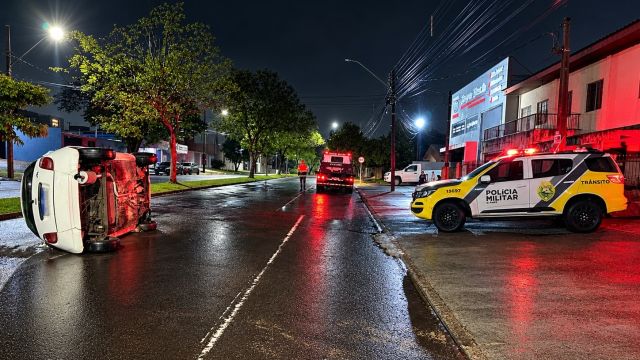 Veículo capota na Rua Olindo Periolo, em Cascavel, e ocupantes deixam o local antes da chegada da PM