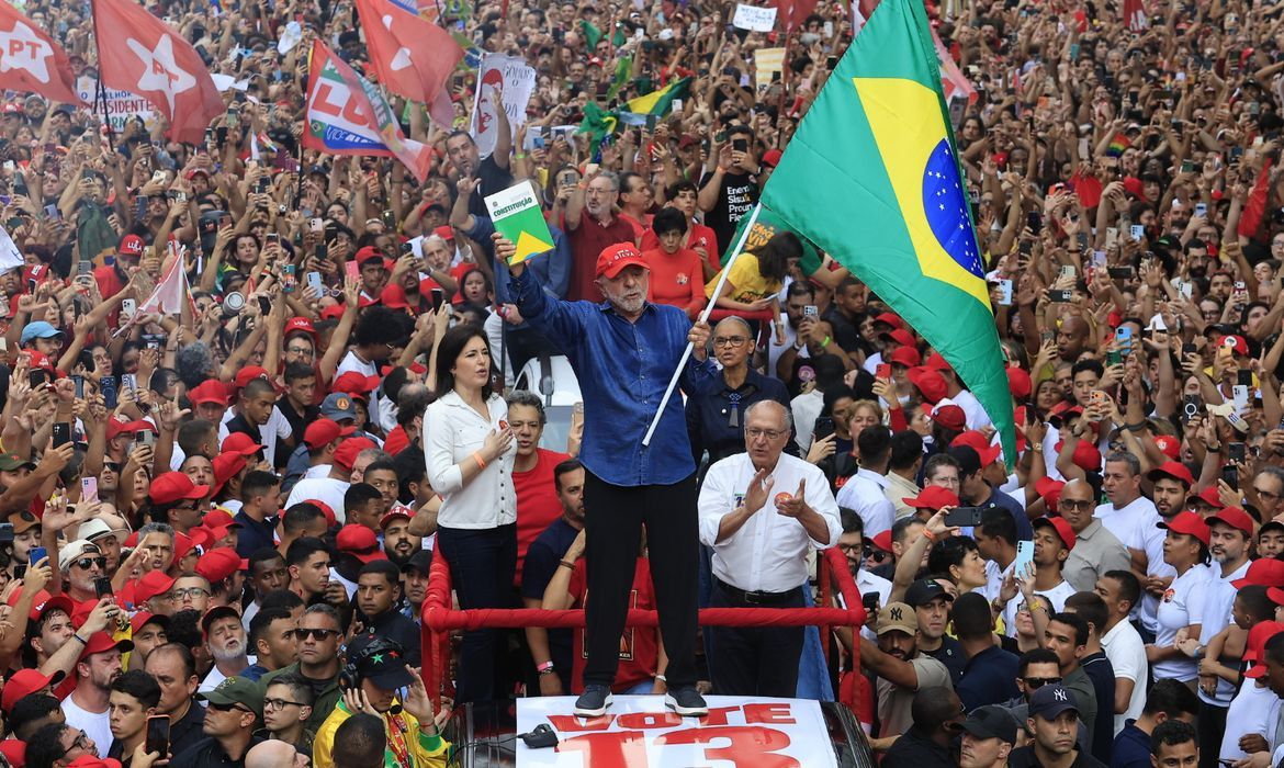 Imagem referente a notícia: Lula é reeleito presidente do Brasil em virada histórica