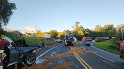 Motorista fica gravemente ferido após invadir pista contrária e bater de frente com carreta na BR-376