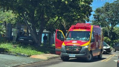 Colisão entre Peugeot 207 e Fiesta deixa motorista enclausurado em acidente no bairro Canadá, em Cascavel