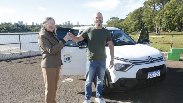 Prefeitura de Cascavel recebe veículo para reforçar fiscalização de maus-tratos a animais