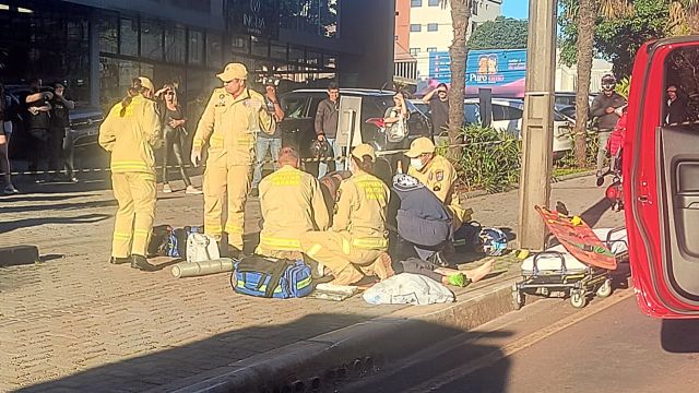 Dois homens ficam feridos em acidente de moto no Centro de Cascavel