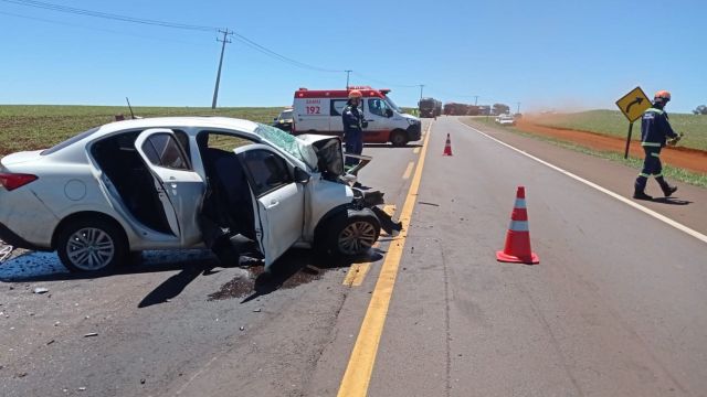 Mulher morre e outra fica gravemente ferida em acidente entre carro e micro-ônibus na BR-369, em Corbélia