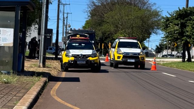 Caminhão guincho bate na traseira de carro e motociclista cai em rotatória em Cascavel