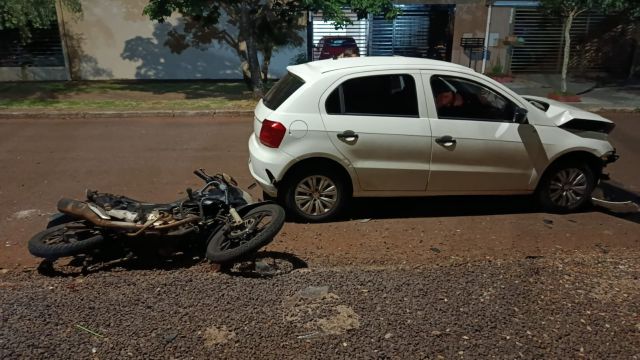 Motociclista fica ferido após colisão com carro no bairro Floresta, em Cascavel