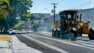 Com dias de sol, Prefeitura volta com máquinas na pista e avança em trabalhos de reperfilamento e tapa-buracos em Cascavel