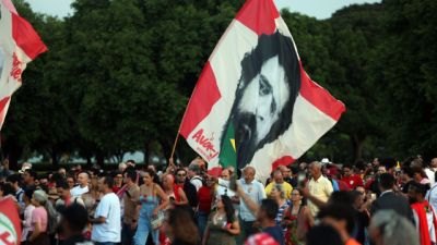 Lula e eleitores idosos se emocionam em “festa de aniversário”