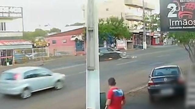 Carro invade pista contrária e atinge motociclista em grave acidente em Dois Vizinhos