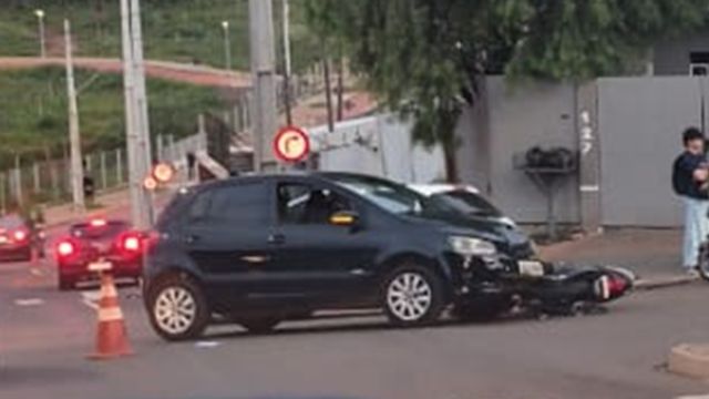 Motociclista e passageira ficam feridos após colisão entre carro e moto em Cascavel