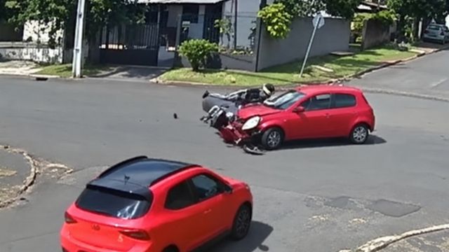Motociclista fica ferido após colisão com carro no bairro Esmeralda, em Cascavel