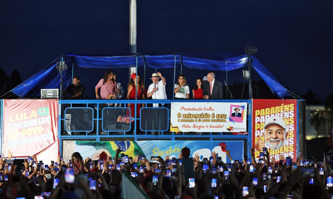 Imagem referente a notícia: “Ato vergonhoso”, diz Lula sobre fuga de Flávio Bolsonaro