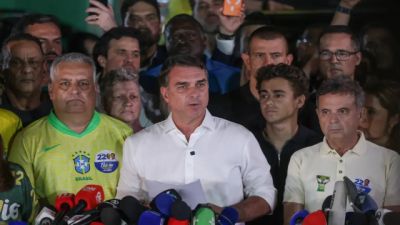 Flávio Bolsonaro cruza fronteira argentina e segue para o Equador