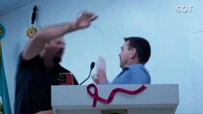 Sessão da Câmara de Campos Borges termina em tumulto após vereador jogar água em colega