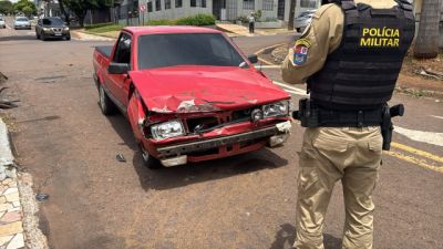 Mulher fica ferida após colisão entre carro e caminhão no Bairro Claudete, em Cascavel