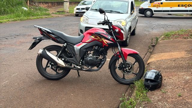 Imagem referente a notícia: Motociclista fica ferida após colisão com Fiat Uno na Avenida Corbélia, em Cascavel