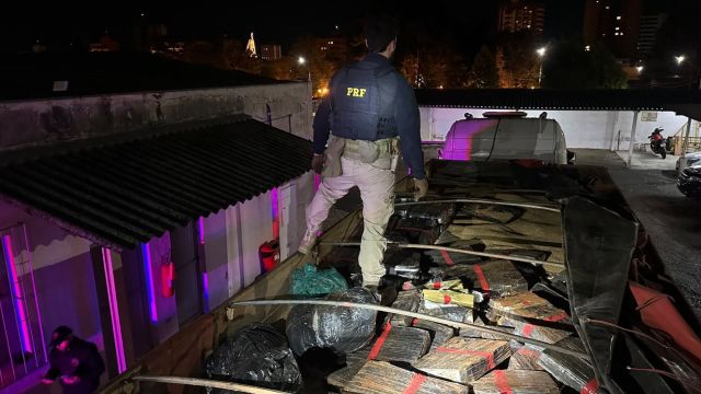 PRF apreende 1,2 tonelada de maconha em caminhão paraguaio na BR-277, em Guarapuava