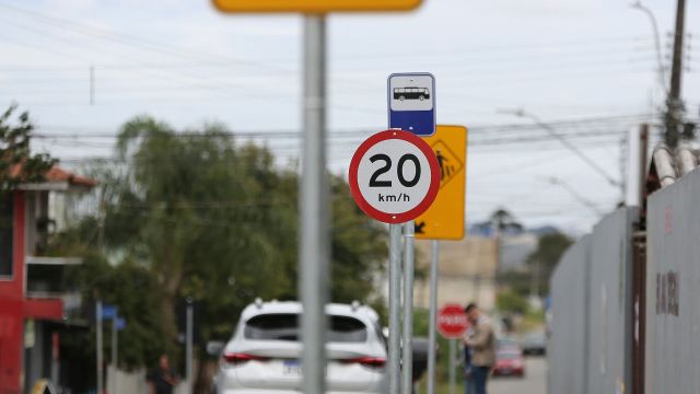Detran-PR prevê instalação de 33,3 mil placas de trânsito em 167 municípios