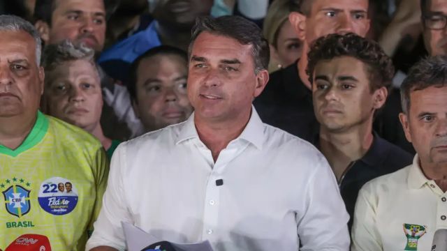 Em carta, Flávio agradece Milei e Trump por apoio para fugir do Brasil