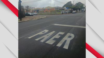 Erro em pintura de sinalização de ‘pare’ chama atenção em rua de Cascavel