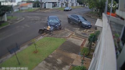 Honda Civic bate contra muro após ser atingido por Renault Fluence no bairro Coqueiral, em Cascavel