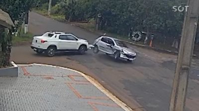 Peugeot 206 é lançado contra árvore após batida com Fiat Toro no Loteamento Turisparque em Cascavel