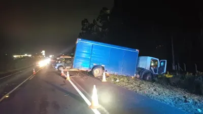 Colisão frontal entre carro e caminhão deixa um morto na BR-277, em Guarapuava
