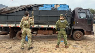 BPFRON e Polícia Federal apreendem caminhão com 20 mil pacotes de cigarros contrabandeados em Mercedes