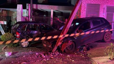 Motorista perde o controle, arranca poste e atinge carro estacionado em grave acidente no Morumbi, em Cascavel