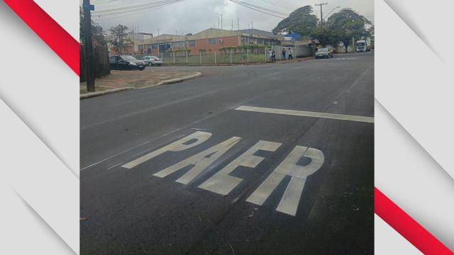 Erro em pintura de sinalização de ‘pare’ chama atenção em rua de Cascavel