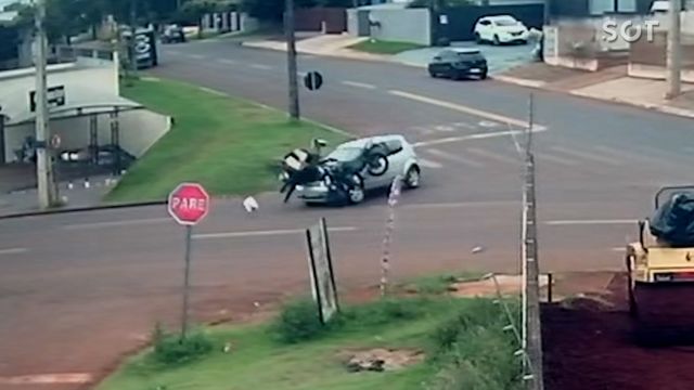 Motocicleta e Ford Ka se envolvem em acidente no bairro São Cristóvão, em Cascavel